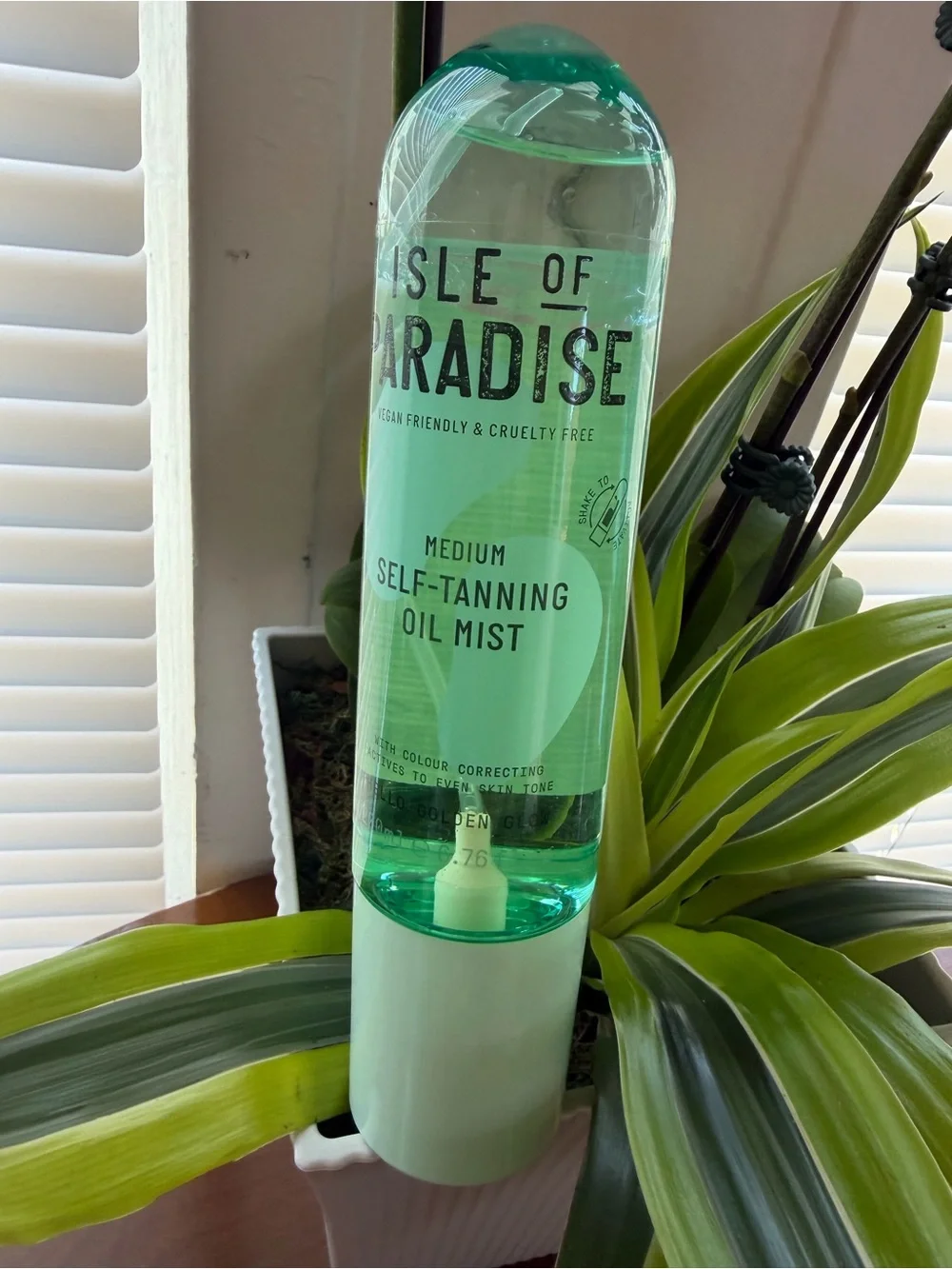 Isle of Paradise Medium Self-Tanning Oil Mist - Mint Green